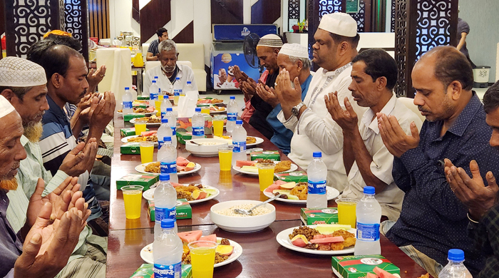  রাজবাড়ীতে ছিন্নমূল মানুষকে নিয়ে জেলা ছাত্রদলের আহবায়ক রোমানের ইফতার